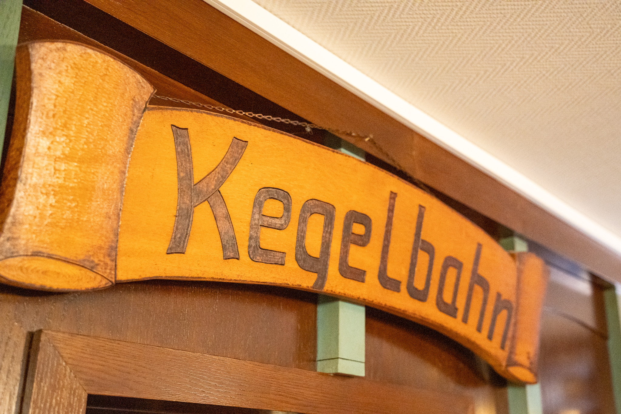 Historisches Holzschild der Kegelbahn im Haus Fliederbusch